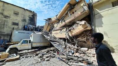The crashed two-storey building in Bhiwandi's Wardhaman Compound. (Praful Gangurde/ Hindustan Times) The crashed two-storey building in Bhiwandi's Wardhaman Compound. (Praful Gangurde/ Hindustan Times)