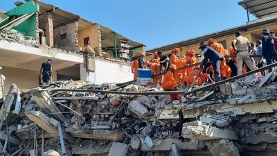 Teams of NDRF and Thane Disaster Response Force conducting search and rescue operations. (Praful Gangurde/ Hindustan Times) Teams of NDRF and Thane Disaster Response Force conducting search and rescue operations. (Praful Gangurde/ Hindustan Times)