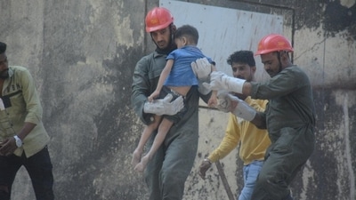 A child being rescued by the disaster management personnel. (Praful Gangurde/ Hindustan Times) A child being rescued by the disaster management personnel. (Praful Gangurde/ Hindustan Times)