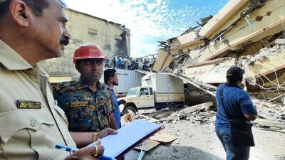 Police personnel taking stock of the situation at the accident site. (Praful Gangurde/ Hindustan Times) Police personnel taking stock of the situation at the accident site. (Praful Gangurde/ Hindustan Times)
