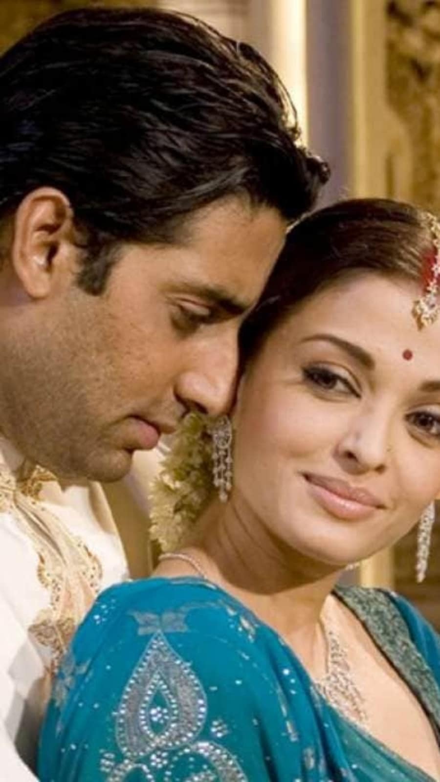 Abhishek Bachchan and Aishwarya Rai in a still from Mani Ratnam's 2007 film Guru.