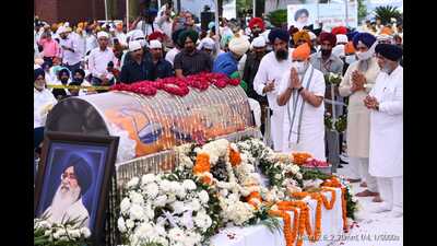 A speculation had started that the SAD and BJP might revert to their old alliance in Punjab after Prime Minister Narendra Modi and the senior BJP leadership showered praise on five times chief minister Parkash Singh Badal while paying homage to him. (HT File Photo)