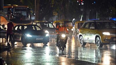Commuters caught in rain at Connaught Place in New Delhi on Sunday. (Sanjeev Verma/HT Photo) Commuters caught in rain at Connaught Place in New Delhi on Sunday. (Sanjeev Verma/HT Photo)