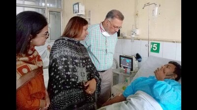 Health minister Balbir Singh, MLA Rajinder Pal Kaur Chhina with other officials interacting with patients of gas leak incident at civil hospital in Ludhiana on Sunday. (Gurpreet Singh/Ht)