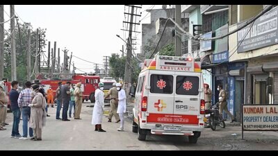 NDRF, police and medical teams during the rescue operation after gas leak incident at Sua road, Giaspura area in Ludhiana on Sunday. (Gurpreet Singh?HT) NDRF, police and medical teams during the rescue operation after gas leak incident at Sua road, Giaspura area in Ludhiana on Sunday. (Gurpreet Singh?HT)
