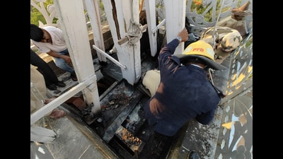 On Saturday evening at around 5.30 pm, a minor fire broke out in the main building of SPPU amid pre-monsoon maintenance work (HT PHOTO) On Saturday evening at around 5.30 pm, a minor fire broke out in the main building of SPPU amid pre-monsoon maintenance work (HT PHOTO)