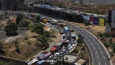 Thousands of people flocked to popular tourist destinations near the city, leading to traffic congestion along both sides of the highway. (REPRESENTATIVE PHOTO)