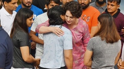 Congress leader priyanka Gandhi Vadra meeting with women wresters at Delhi's Jantar Mantar. (RajkRaj/HT photo) Congress leader priyanka Gandhi Vadra meeting with women wresters at Delhi's Jantar Mantar. (RajkRaj/HT photo)