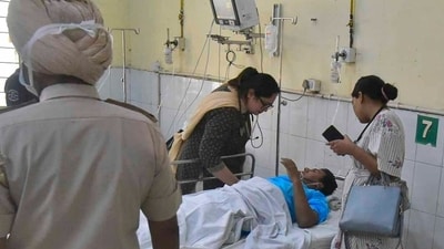 A doctor examines a patient injured in the gas leak incident in Ludhiana.&nbsp; (HT Photo / Gurpreet Singh)