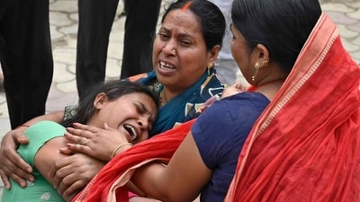 Family members of deceased seen lamenting. The Punjab government has announced an ex-gratia of  <span class='webrupee'>₹</span>2 lakh for the deceased's families and  <span class='webrupee'>₹</span>50,000 for treatment of those injured in the mishap. (HT Photo)
