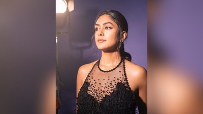 Assisted by make up artist, Riviera Lynn, Mrunal opted for minimal make up look and decked up in nude eyeshadow, mascara-laden eyelashes, contoured cheeks, winged eyeliner and a shade of nude lipstick. (Instagram/@mrunalthakur) Assisted by make up artist, Riviera Lynn, Mrunal opted for minimal make up look and decked up in nude eyeshadow, mascara-laden eyelashes, contoured cheeks, winged eyeliner and a shade of nude lipstick. (Instagram/@mrunalthakur)