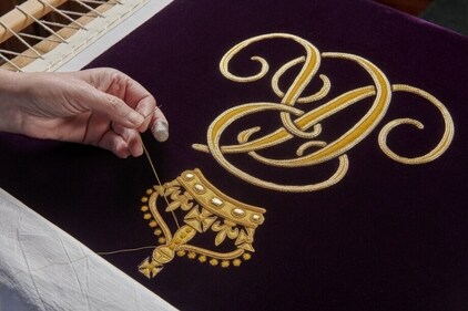 Design of the train draws on the themes of nature and the environment, featuring the national emblems of the United Kingdom. (Royal.UK ) Design of the train draws on the themes of nature and the environment, featuring the national emblems of the United Kingdom. (Royal.UK )