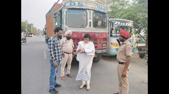 RTA secretary Poonampreet kaur during a surprise check in Ludhiana. (HT Photo)