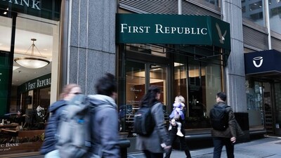 People walk past a First Republic bank in Manhattan. (Getty Images via AFP)
