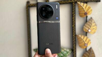 At 215 grams, the Vivo X90 Pro is 19 grams lighter than the Galaxy S23 Ultra. (Vishal Mathur / HT Photo) At 215 grams, the Vivo X90 Pro is 19 grams lighter than the Galaxy S23 Ultra. (Vishal Mathur / HT Photo)