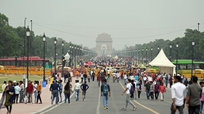 Delhiites on Monday woke up to pleasant weather with the minimum temperature settling at 19.6 degrees Celsius, six notches below the season's average. The relative humidity at 8.30 am stood at 87 per cent. (HT Photo/Sanjeev Verma) Delhiites on Monday woke up to pleasant weather with the minimum temperature settling at 19.6 degrees Celsius, six notches below the season's average. The relative humidity at 8.30 am stood at 87 per cent. (HT Photo/Sanjeev Verma)