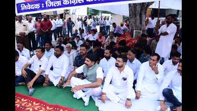 Congress workers holding a sit-in protest outside the office of the Ambala municipal corporation at the Jagadhri Gate on Monday. (HT Photo) Congress workers holding a sit-in protest outside the office of the Ambala municipal corporation at the Jagadhri Gate on Monday. (HT Photo)