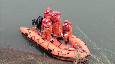 NDRF men during the recovery ops on Monday. Five staffers of Punjab National Bank had gone on a trip when the driver lost control of the vehicle and drove it into Upper Bari Doab Canal. (HT)