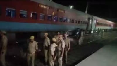 Police searching the train for any suspicious object (HT Photo)