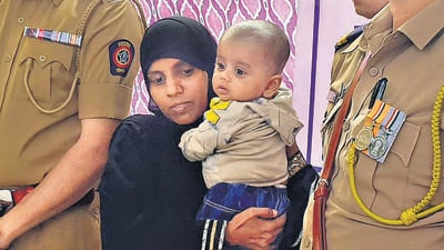 Shankar Indalkar, Senior Police Inspector, at Shantinagar police station, said, “Based on the footage from CCTV, installed in the neighbourhood, we spotted a man rushing away with the baby boy. Further probe revealed that the accused Shaikh is Fatima’s husband. We later arrested him from Bhiwandi, following which he revealed the role of Shambhu Sao.” (HT PHOTO)