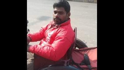 Struck by polio in his very childhood, 29-year-old Vinod Kumar Verma works as a food delivery executive. (HT Photo) Struck by polio in his very childhood, 29-year-old Vinod Kumar Verma works as a food delivery executive. (HT Photo)