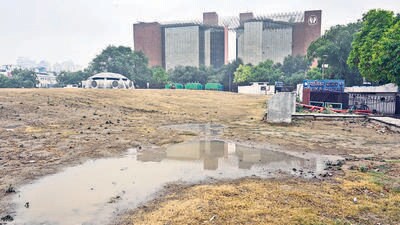 The New Delhi Municipal Council has invited bids to rejuvenate the old garden space located on top of the underground market. (Sanjeev Verma/HT PHOTO) The New Delhi Municipal Council has invited bids to rejuvenate the old garden space located on top of the underground market. (Sanjeev Verma/HT PHOTO)