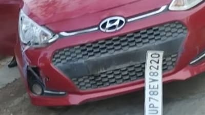 Car rammed into an e-rickshaw carrying school kids in Kanpur's Nawabgunj killing one and injuring five other students. (HT photo)