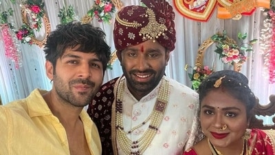 Kartik Aaryan with the newly-wed couple. Kartik Aaryan with the newly-wed couple.