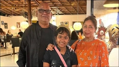 Satish Kaushik is survived by his wife Shashi and daughter Vanshika. Satish Kaushik is survived by his wife Shashi and daughter Vanshika.