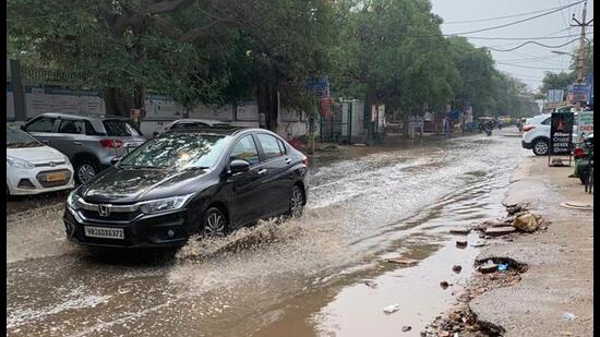 Gurugram, India-March 19, 2023: After the rain waterlogging at a road in South City-1 near Mayom hospital, in Gurugram, India, on Sunday, 19 March 2023. (Photo/HT)