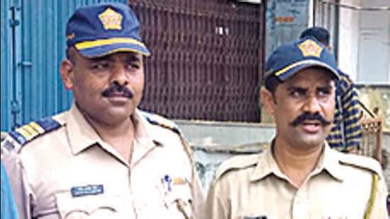 In a display of presence of mind and bravery, policemen Arjun Rathod (right) and Rajendra Shinde wasted no time in alerting the nearest mobile van and rushed into Dhiraj Apartments, a ground plus six storey building. They reached the fourth floor, on which the flat that had caught fire was and helped a a 17-year-old boy evacuate (HT PHOTO)