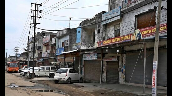 Kundan Gupta, who runs Bihar Cloth House near the spot at Sua Road, stated that as they had migrated from Bihar, they have have no relatives in Ludhiana. (Gurpreet Singh?HT)