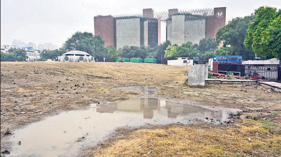 The New Delhi Municipal Council has invited bids to rejuvenate the old garden space located on top of the underground market. (Sanjeev Verma/HT PHOTO)