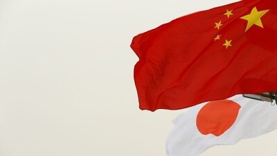 Chinese and Japanese flags flutter. (Reuters / File)