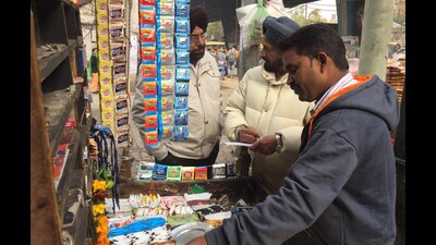 Anti-tobacco nodal officer Navdeep Singh said on the instructions of civil surgeon Dr Rupinder Kaur Gill, the team carried out surprise checks at around 30 kiosks, shops and street vendors selling tobacco products in different parts of Mohali. (HT File Photo for representation)