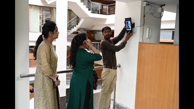 Employees lining up to mark biometric attendance at the MC office in Mohali on Tuesday morning. (Sanjeev Sharma/HT) Employees lining up to mark biometric attendance at the MC office in Mohali on Tuesday morning. (Sanjeev Sharma/HT)