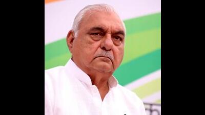 Former Haryana chief minister and Congress Legislature Party (CLP) leader Bhupinder Singh Hooda on Tuesday held the ruling BJP-JJP coalition government responsible for less procurement of wheat and mustard due to delay in lifting and lack of arrangements in mandis. (HT File Photo)