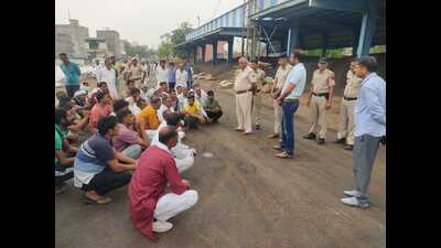 Haryana farmers are left high and dry after the government stopped mustard procurement. The growers are protesting for the last two days in Bhiwani, Charkhi Dadri, Mahendergarh and Sirsa districts. (HT Photo) Haryana farmers are left high and dry after the government stopped mustard procurement. The growers are protesting for the last two days in Bhiwani, Charkhi Dadri, Mahendergarh and Sirsa districts. (HT Photo)