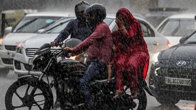 Motorist make their way amid a rainfall in New Delhi on May 1, 2023. (AFP) Motorist make their way amid a rainfall in New Delhi on May 1, 2023. (AFP)