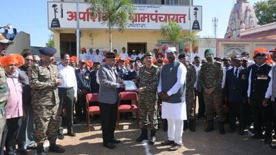 Lt Gen Ajai Kumar Singh, General Officer Commanding-in-Chief (GOC-in-C), Southern Command paid a visit to Apshinge ‘military village’, Satara on May 1 and inaugurated a learning centre and gymnasium (HT PHOTO)