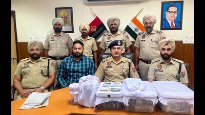 Police officials with the seized heroin and drug money. (HT Photo) Police officials with the seized heroin and drug money. (HT Photo)