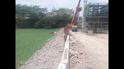 The PMRDA Metro has built a small bund in the Wakad area on the Mula river due to which all the hyacinth has accumulated around this bund. (HT PHOTO) The PMRDA Metro has built a small bund in the Wakad area on the Mula river due to which all the hyacinth has accumulated around this bund. (HT PHOTO)