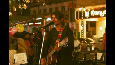 Yash Agarwal, first and only professional busker in Lucknow, performs every evening at Hazratganj. (HT Photo) Yash Agarwal, first and only professional busker in Lucknow, performs every evening at Hazratganj. (HT Photo)