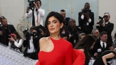 Kylie Jenner painted the red carpet red in a statement gown with one-shouldr detail and a dramatic matching veil as she kept her look minimal and super styish. (Reuters) Kylie Jenner painted the red carpet red in a statement gown with one-shouldr detail and a dramatic matching veil as she kept her look minimal and super styish. (Reuters)