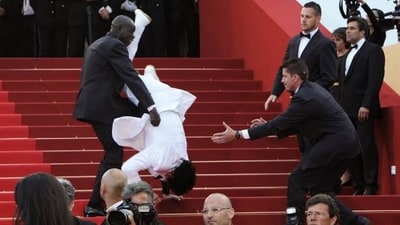 Jason Derulo falling off the stairs in rehearsals on an event in Los Angeles.