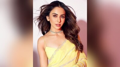 Assisted by make up artist, Sal Sayyed, Rakul decked up in subtle pink eye shadow, darkened brows, mascara on the lashes, rouged cheekbones, beaming highlighter, light contouring, glossy blush pink lip shade, and a dewy base for the glam picks. (Instagram/@rakulpreet)