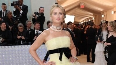 Carolyn Murphy's ivory whte tulle dress with corset details, tier patterns featuring a black bow at the waist as an apr red-carpet look. (Reuters) Carolyn Murphy's ivory whte tulle dress with corset details, tier patterns featuring a black bow at the waist as an apr red-carpet look. (Reuters)