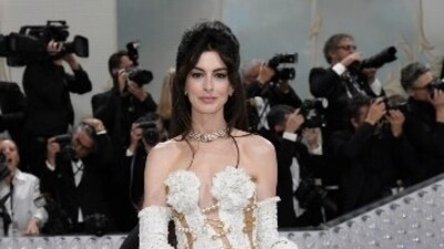 Anne Hathaway was a vision to behold in a wite embellished gown with stitch details thoughout the torso, in golden embellishments. She teamed her gown in long matching gloves with a white throw. (AP) Anne Hathaway was a vision to behold in a wite embellished gown with stitch details thoughout the torso, in golden embellishments. She teamed her gown in long matching gloves with a white throw. (AP)