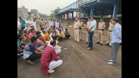 Haryana farmers are left high and dry after the government stopped mustard procurement. The growers are protesting for the last two days in Bhiwani, Charkhi Dadri, Mahendergarh and Sirsa districts. (HT Photo)