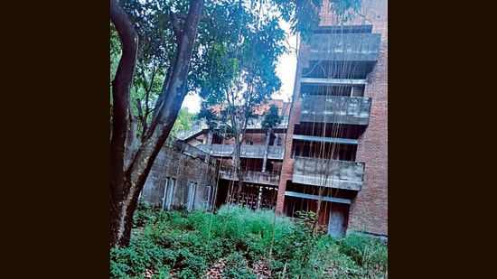 Originally, Hotel Parkview, then known as Yatri Niwas, had three blocks of apartments, including 24 each in two blocks and 48 officers’ apartments in the third block. (HT Photo)